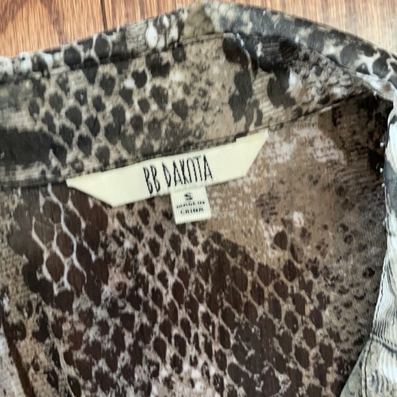 BB DAKOTA women’s snakeskin pattern OVERSIZED / RELAXED fit button down BLOUSE - Picture 10 of 12